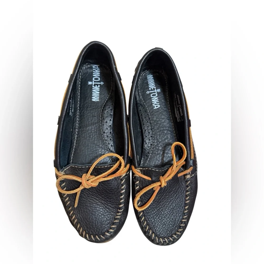 Minnetonka | Black and Tan Leather moccasins